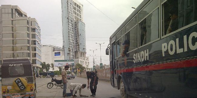 Sind policeman helping guy at clifton karachi 1